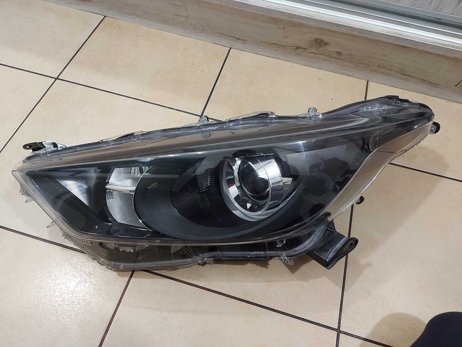 Toyota YARIS IV 4 20- przednia lewa lampa reflektor soczewka ORYGINAŁ