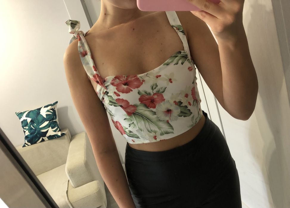 Biały top w kwiaty kokardy