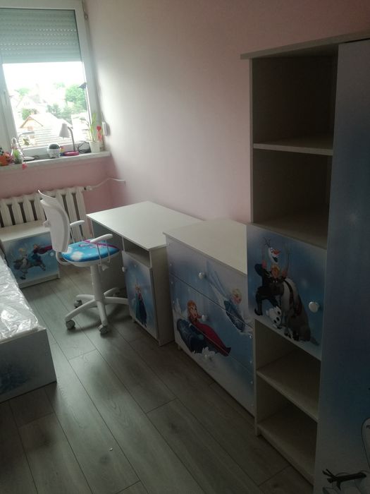 Zestaw mebli Frozen Kraina lodu 7 elementów plus krzesło obrotowe.