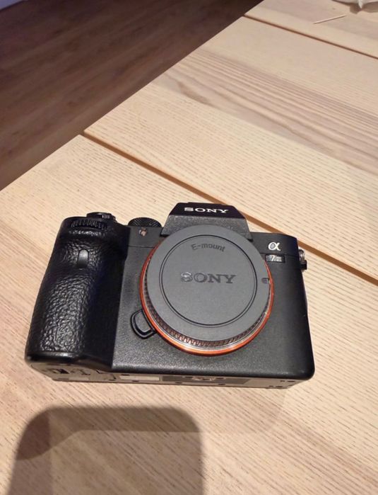 Sony A7 III – Excelente Estado + Caixa Original e Extras