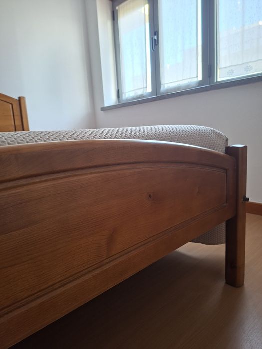 Cama s/colchão  mais mesas de cabeceira s