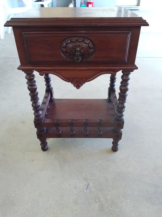 Vendo mesa de cabeceira