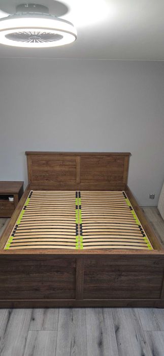 Łóżko do sypialni na materac 1600 + szafka nocna