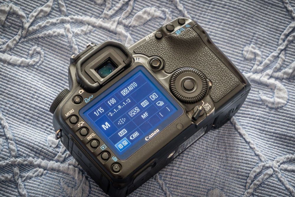 Máquina fotográfica DSLR Canon EOS 5D Mark II