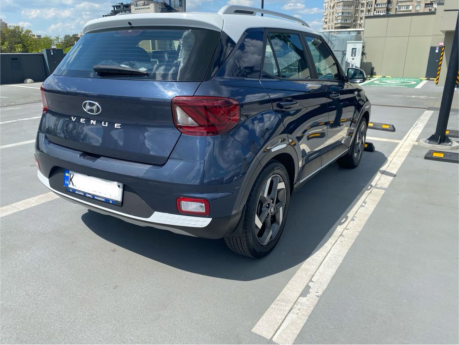 Hyundai.  VENUE    1.6