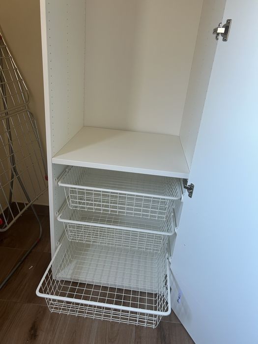 Roupeiro IKEA PAX com cestas de rede