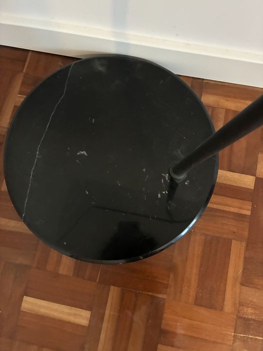 Candeeiro de pé com base em marmore