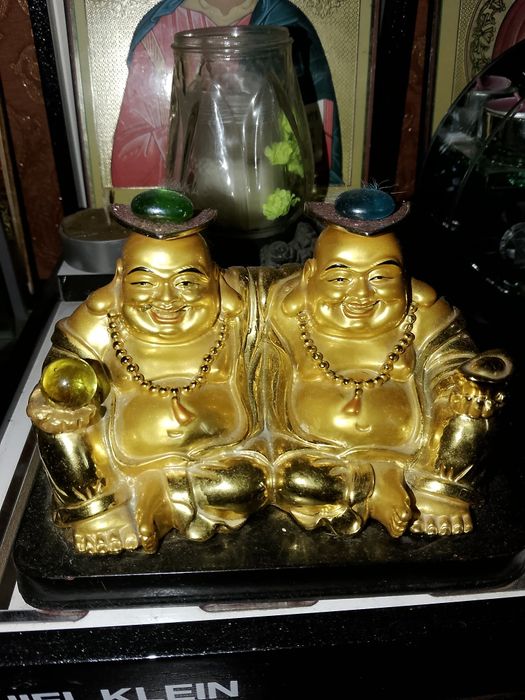 Статуетки різного розміру та матеріалу