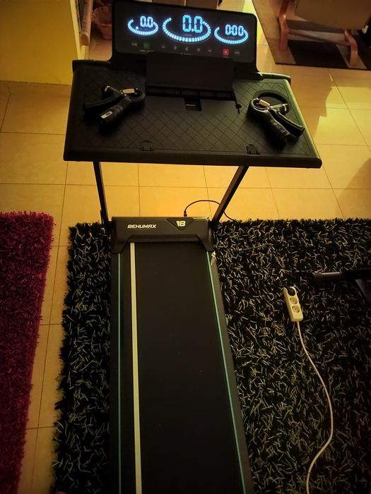 Passadeira de qualidade nova com mesa, com garantia de mais de 2 anos