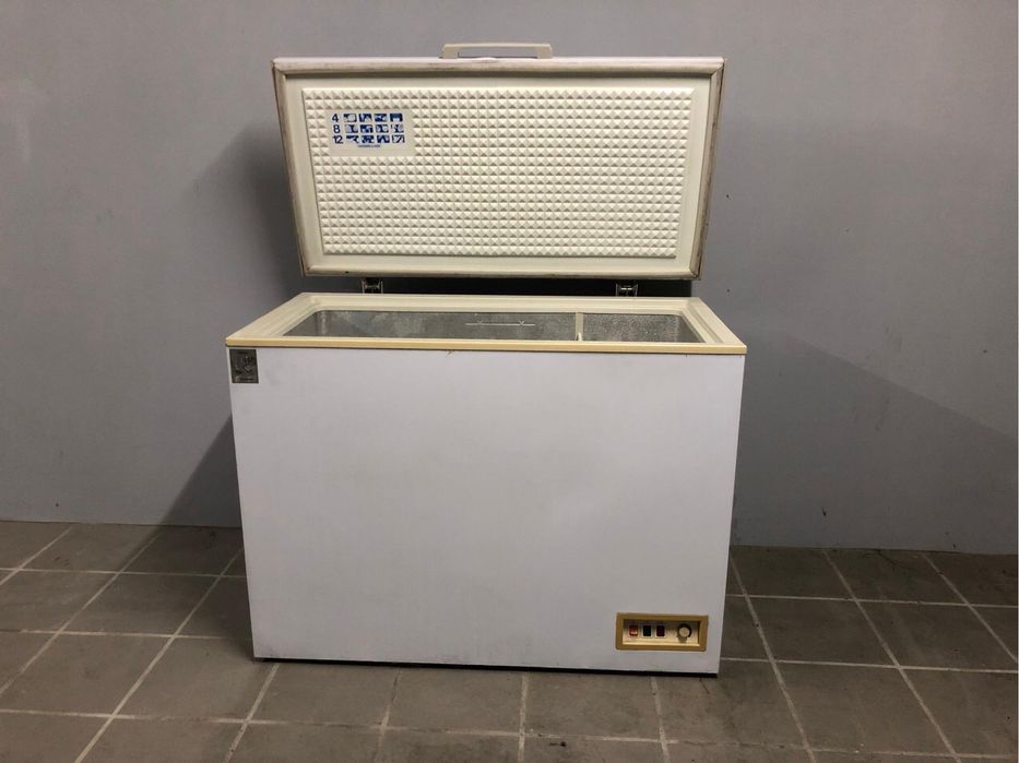 Vitrine, arca, maquina lavar industrial , bancas, …..