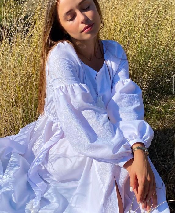 Вишивана біла сукня