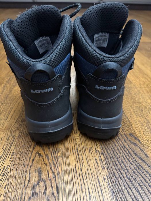 Продам трекінгові черевики Lowa