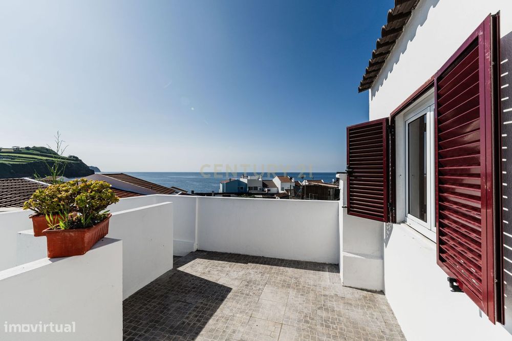Moradia T3 com Terraço e Vista Mar em Santa Cruz, Lagoa