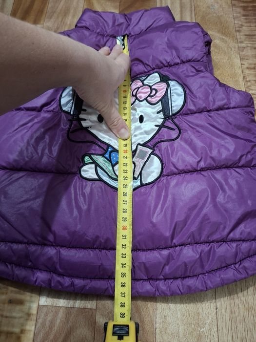 Зимова жилетка H&M Hello Kitty 98 розмір 2-3 роки фіолетова з нашивкою