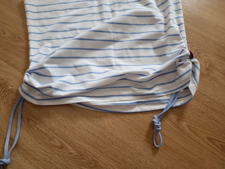 Bluzka w paski dekold V