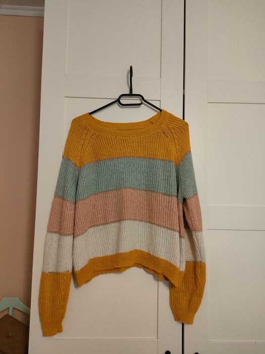 Sweter w kolorowe paski