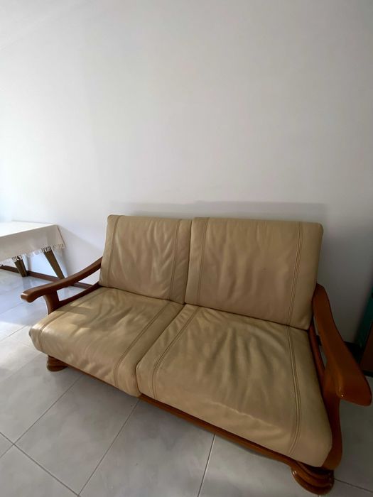 2 sofás em pele beje e madeira