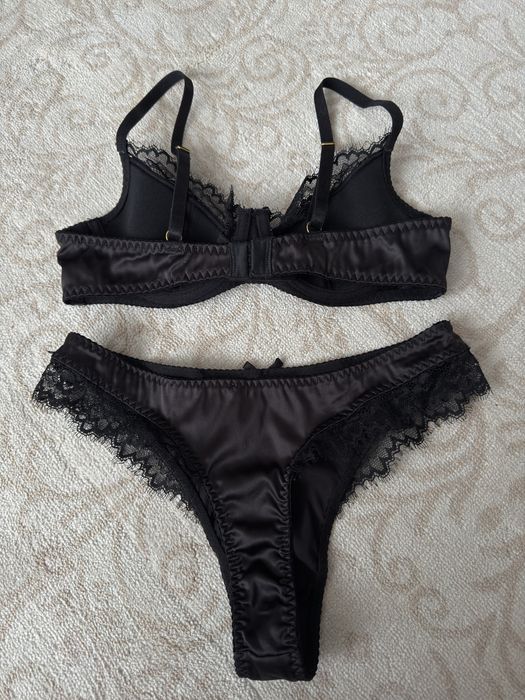 Комплект жіночої білизни в чорному кольорі