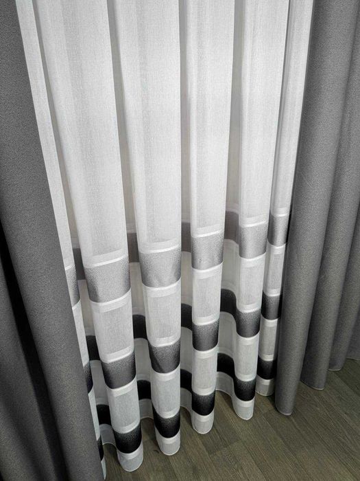 Тюль зі смугами на льоні в сірих кольорах