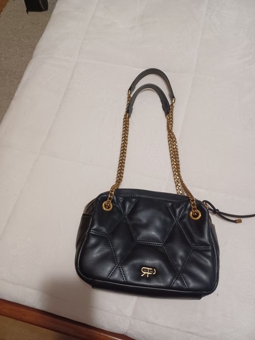 Mala preta a tiracolo