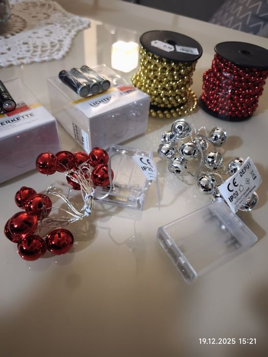 Новорічні прикраси.