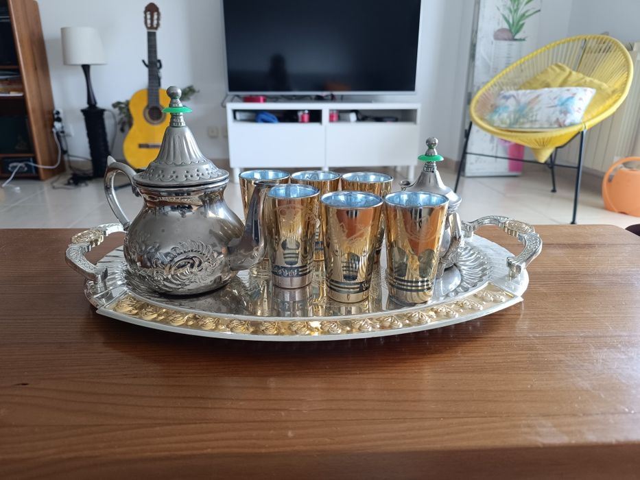 Bandeja Oval com 6 copos e 2 bules marroquinos