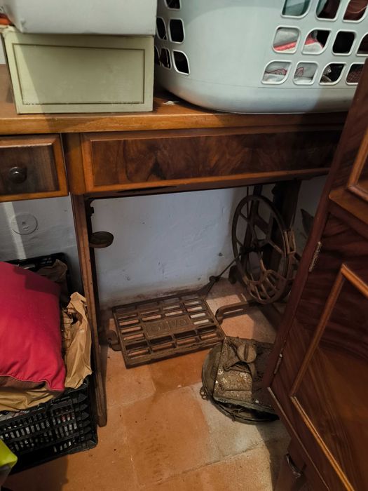 Móveis antigos em bom estado