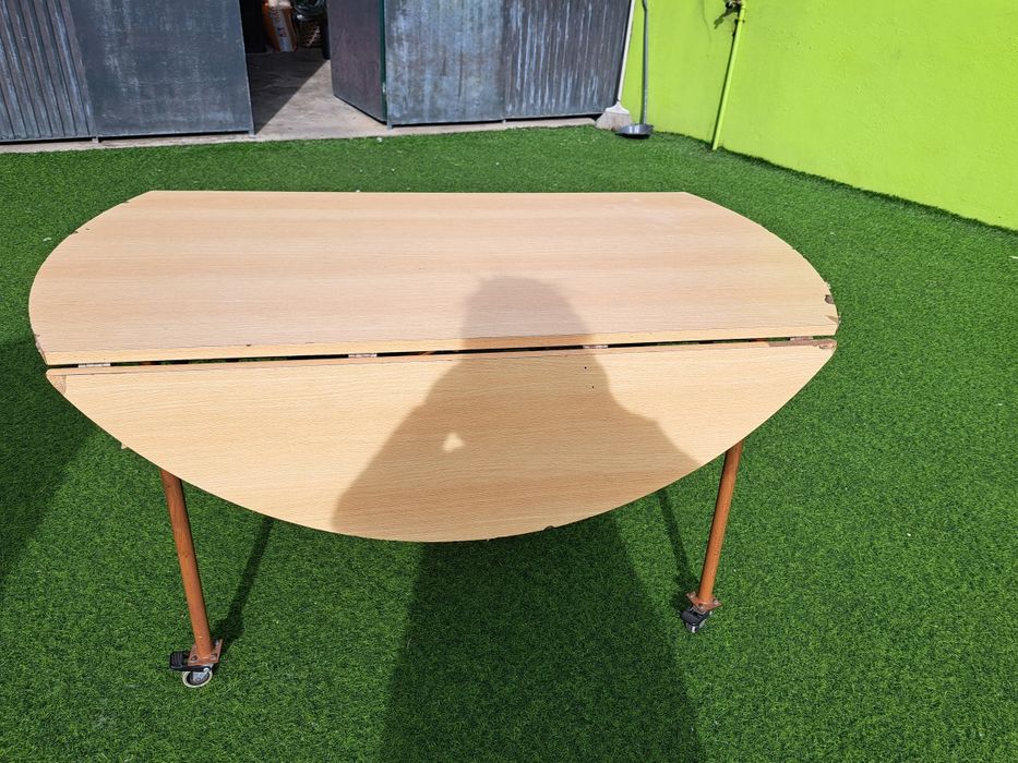 Mesa com tampo em madeira, e pernas em ferro