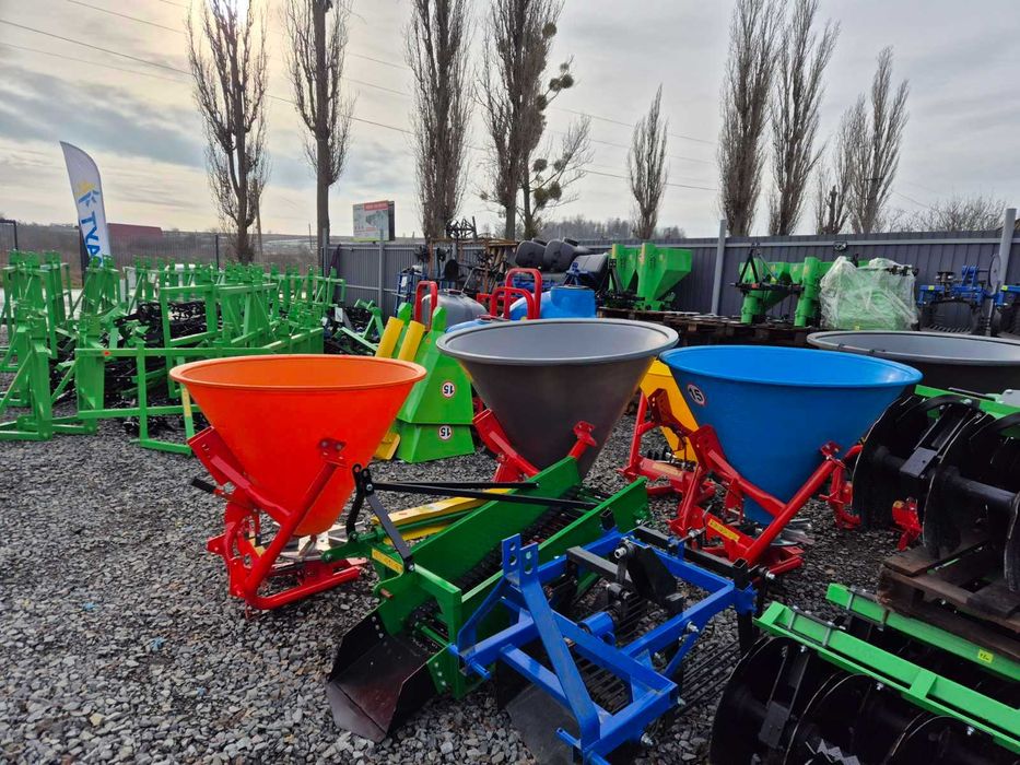 Лійка-розкидач-розсіювач мінеральних добрив для трактора