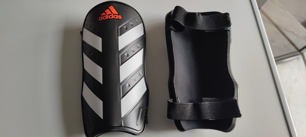 Caneleiras Adidas