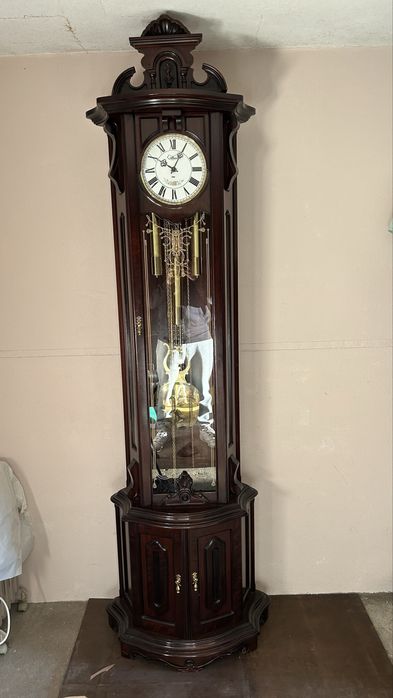 Relógio de pé alto com pêndulo e pesos