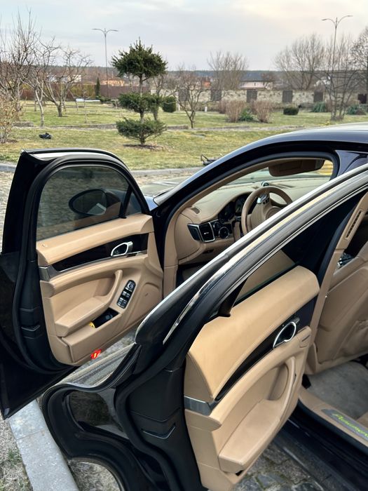 В продажі шикарний Porsche Panamera S (гібрід)