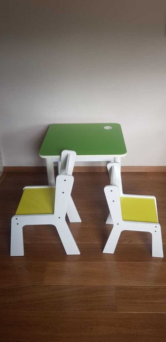 Stolik dla dzieci regulowany plus 2 krzesełka