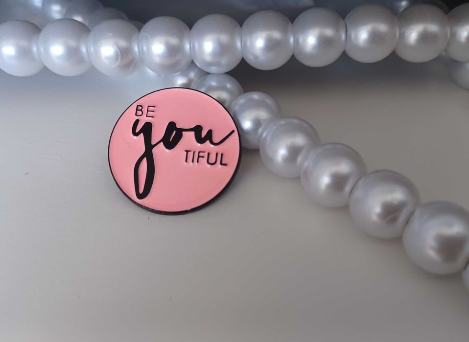 Urocza broszka pin przypinka beyoutiful