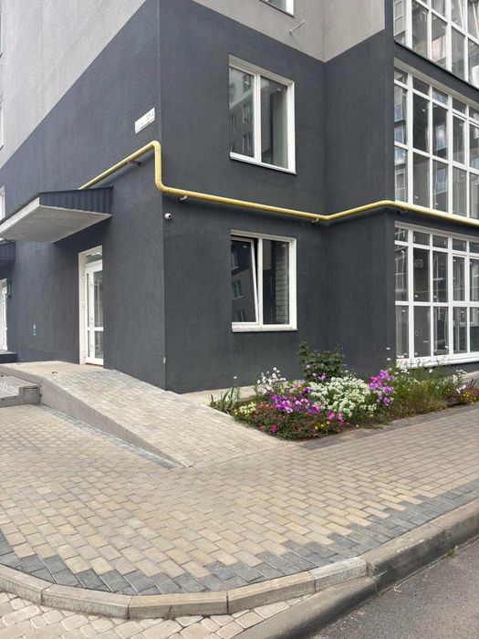 СИЛЬНА локація для вашого бізнесу — 69 м² НА ЛЬОТНІЙ!
