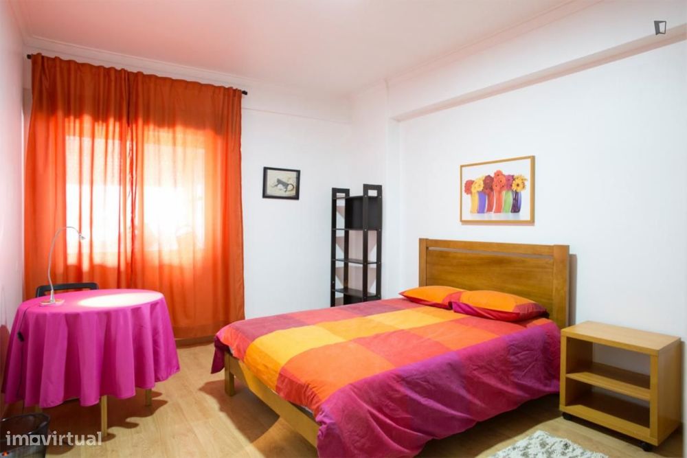Quarto - localizado em Pontinha Lisbon