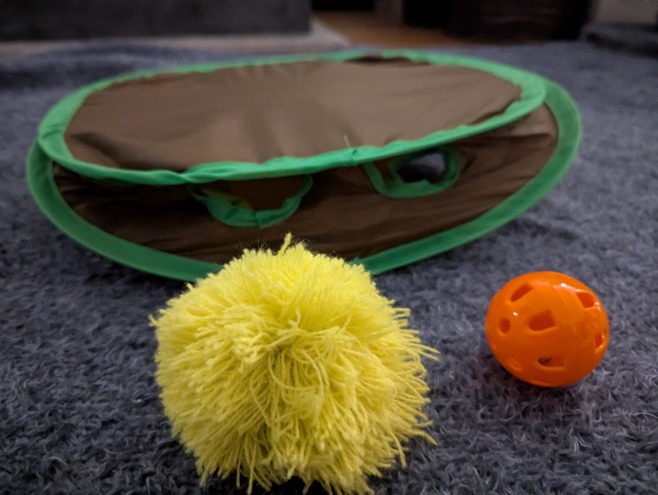 Zabawka dla kota z piłeczką i pomponem