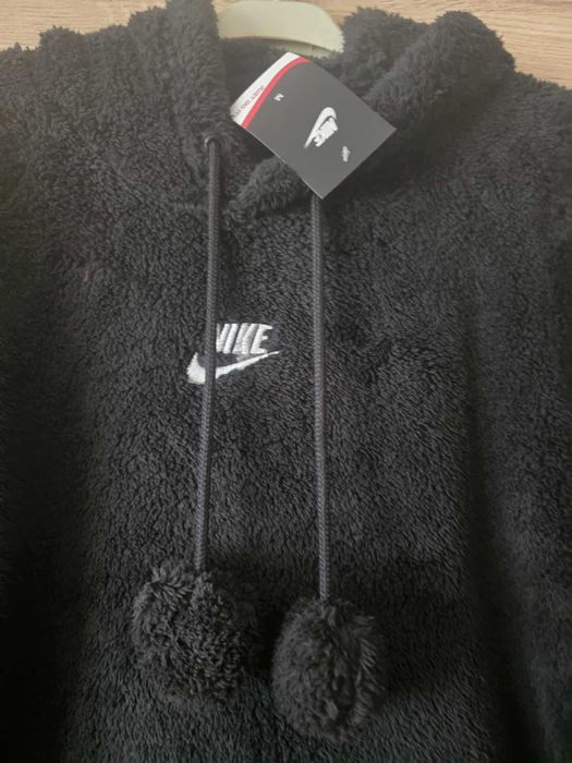 Bluza damska Nike gruba ocieplana w kolorze czarnym logo szyte
