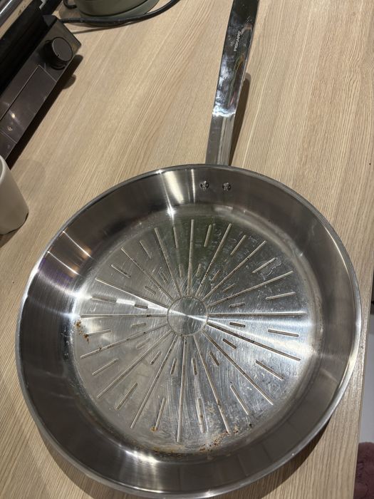 Patelnie nierdzewne Fiskars