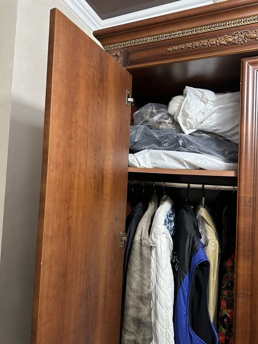 Деревяна шафа для одягу