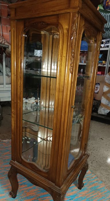 Armário em madeira e vidro