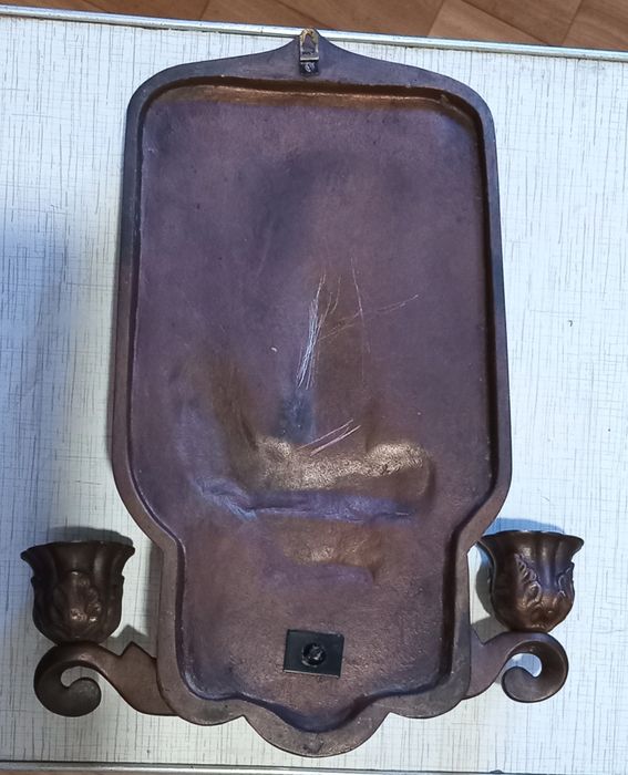 Настенный подсвечник изображают основателей Киева.