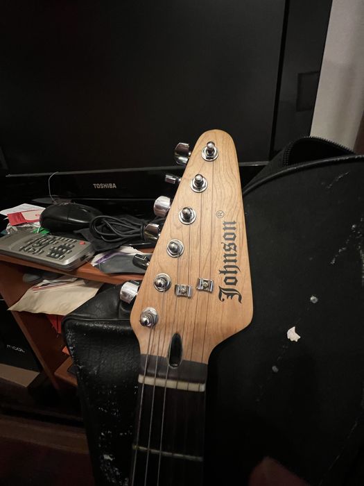 Guitarra Elétrica Johnson Stratocaster Sunburst + Capa