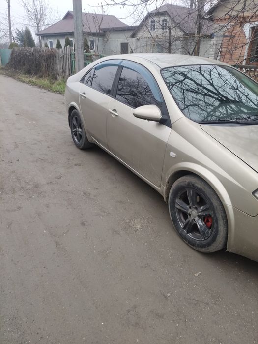 Нісан прем'єра р12