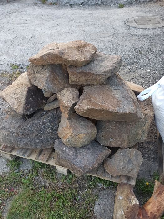 Duży kamień ogrodowy, głaz