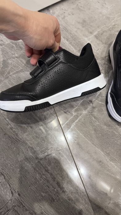 Кросівки adidas 30,5