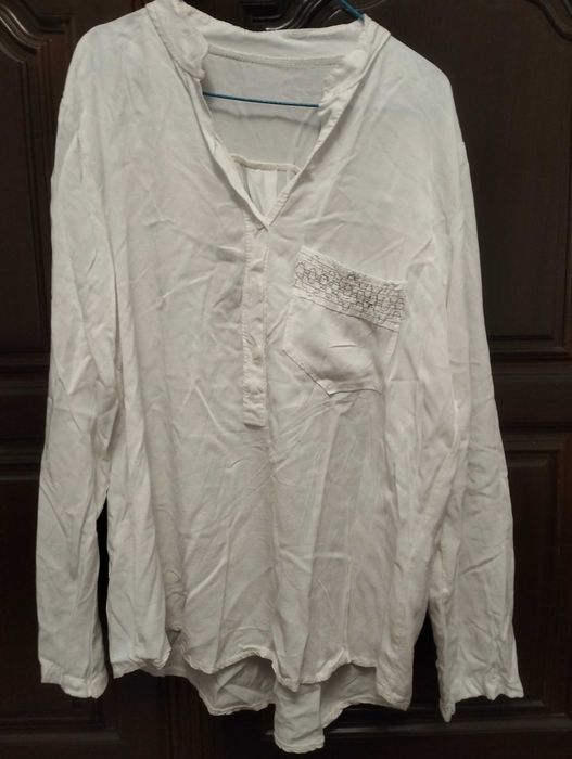 Blusa branca com bolso