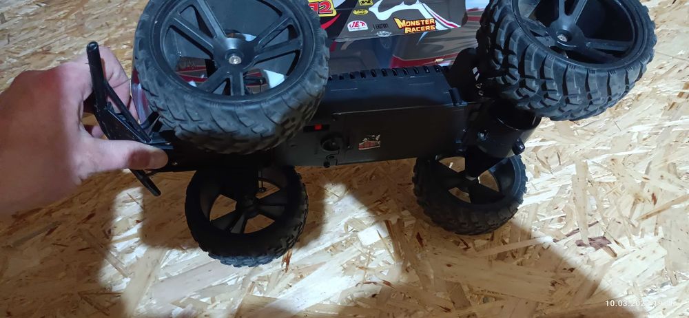 машина на рідіокерувані Monster Racers