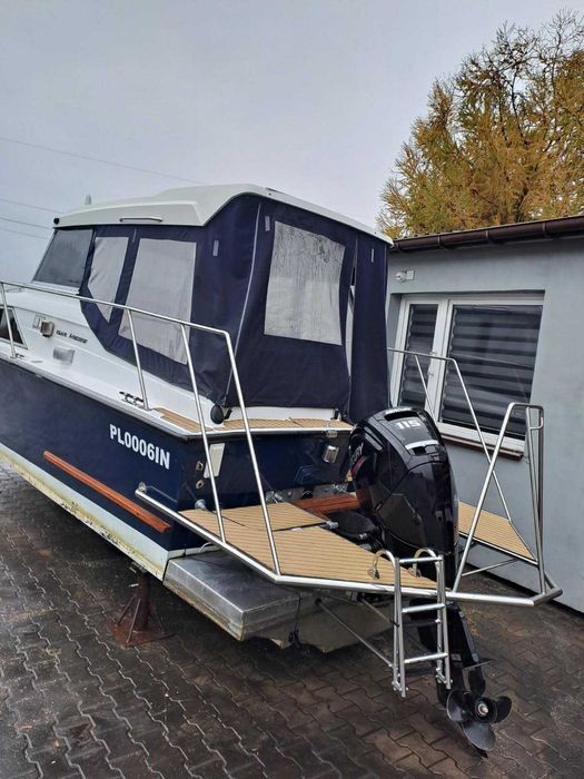 Łódź motorowa kabinowa