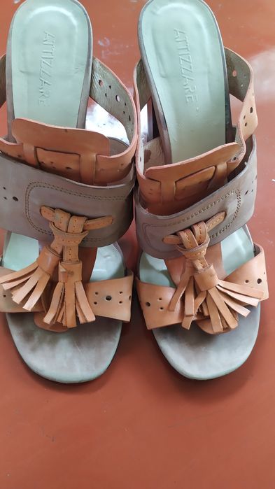 Кожаные босоножки женские